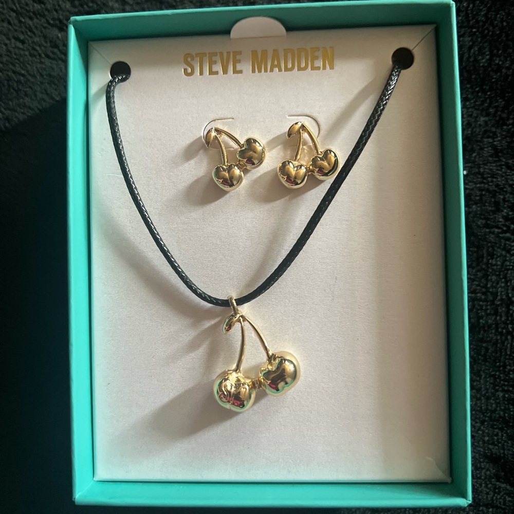 Steve Madden Gold Pendant Necklace